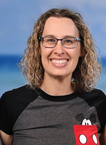 Portrait photo of Rachelle, travel agent