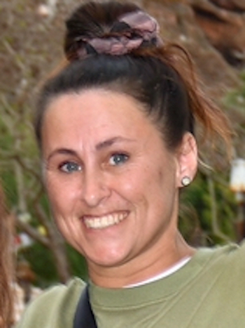 Portrait photo of Joni, travel agent