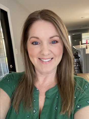 Portrait photo of Leah, travel agent