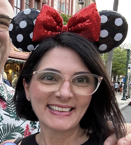 Portrait photo of Lisa, travel agent