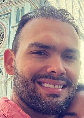 Portrait photo of Mauricio, travel agent