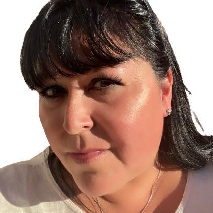 Portrait photo of Dianna, travel agent