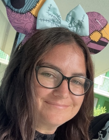 Portrait photo of Elizabeth, travel agent