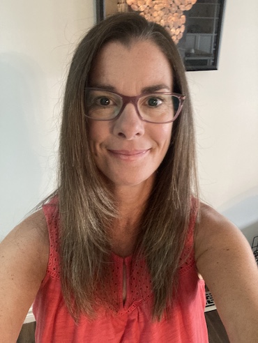 Portrait photo of Denyse, travel agent