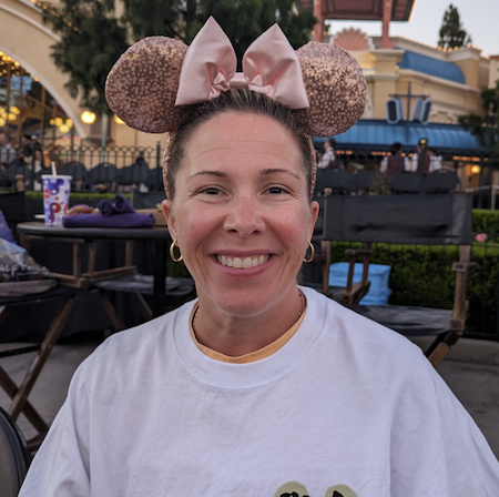 Portrait photo of Sarah Lynn, travel agent