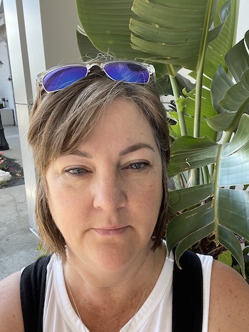 Portrait photo of Dee, travel agent